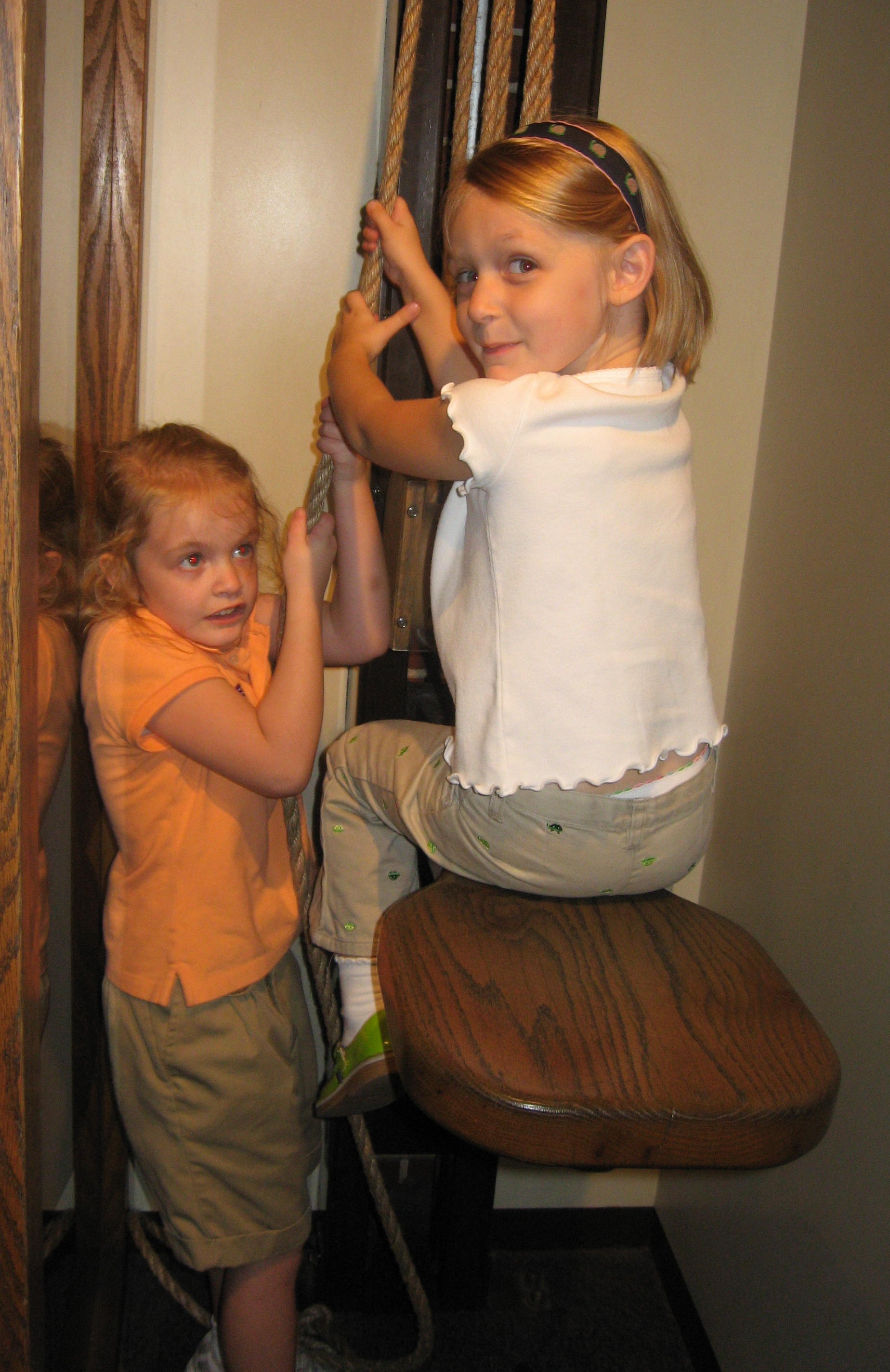 2008_09_16 Magic House JnC w pulley fun.jpg
